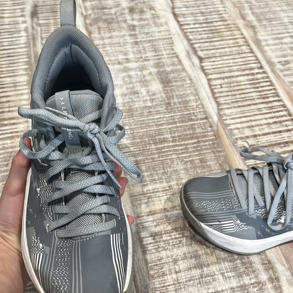 Kids grey under armor shoes - Picture 4 of 4